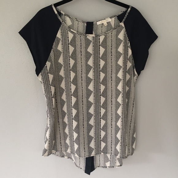 Button-Back Patterned Top - Picture 1 of 7